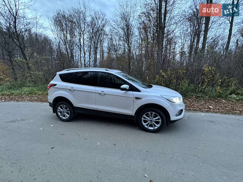 Позашляховик / Кросовер Ford Kuga 2019 в Чернівцях