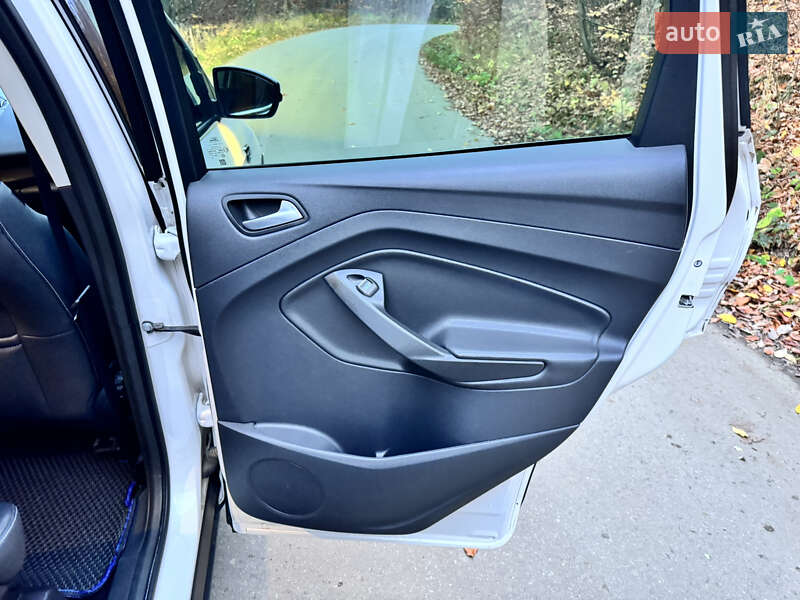 Позашляховик / Кросовер Ford Kuga 2019 в Чернівцях