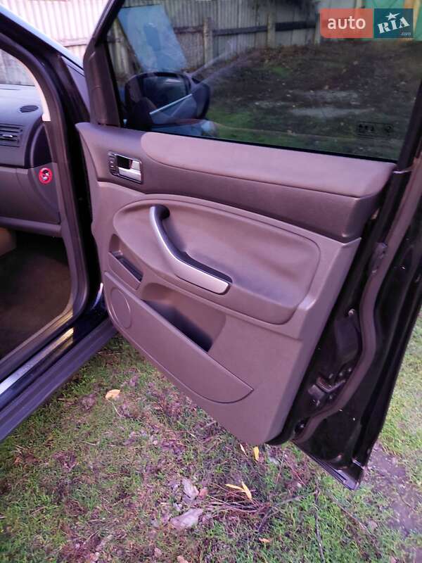 Внедорожник / Кроссовер Ford Kuga 2011 в Хороле