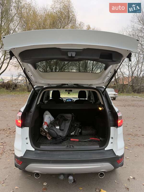 Позашляховик / Кросовер Ford Kuga 2016 в Києві