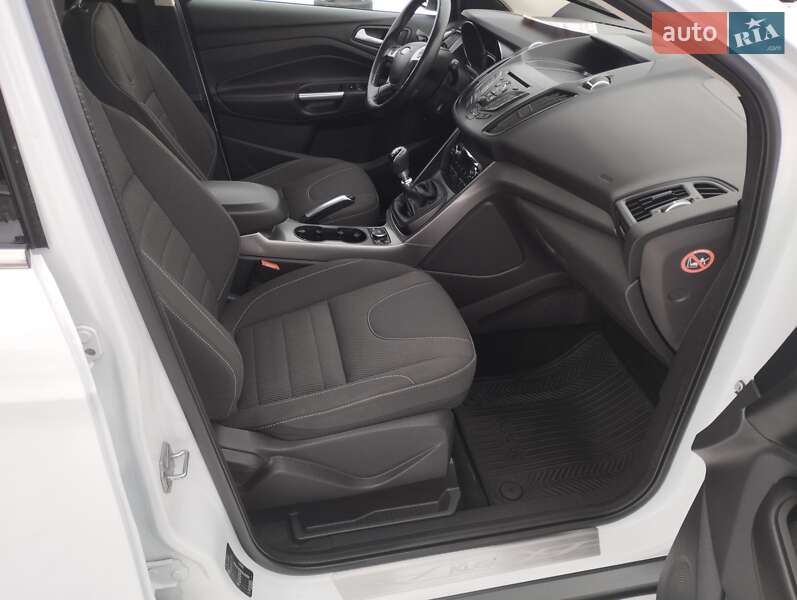 Внедорожник / Кроссовер Ford Kuga 2016 в Виннице