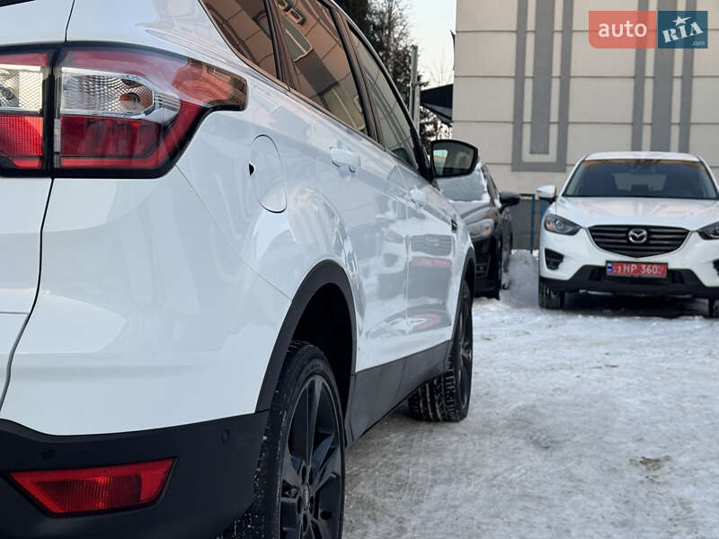 Внедорожник / Кроссовер Ford Kuga 2019 в Ровно