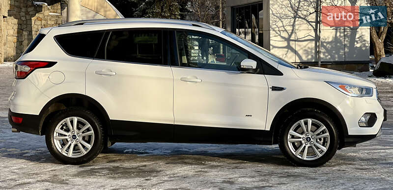 Позашляховик / Кросовер Ford Kuga 2016 в Києві