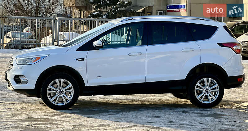 Позашляховик / Кросовер Ford Kuga 2016 в Києві