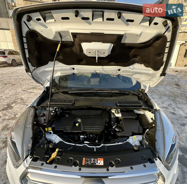 Позашляховик / Кросовер Ford Kuga 2016 в Києві