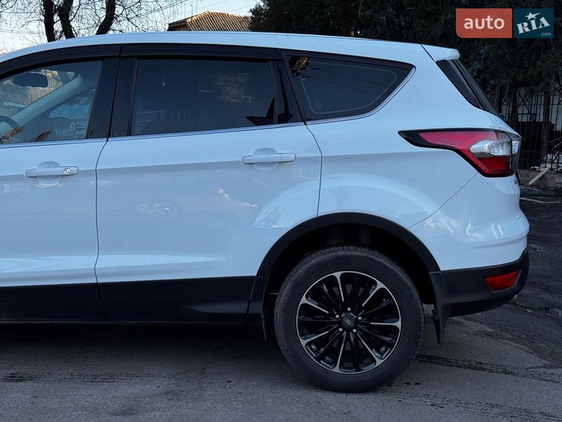Внедорожник / Кроссовер Ford Kuga 2017 в Киеве