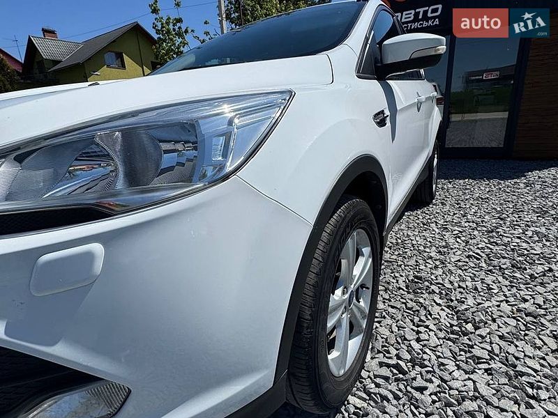 Позашляховик / Кросовер Ford Kuga 2016 в Мостиській