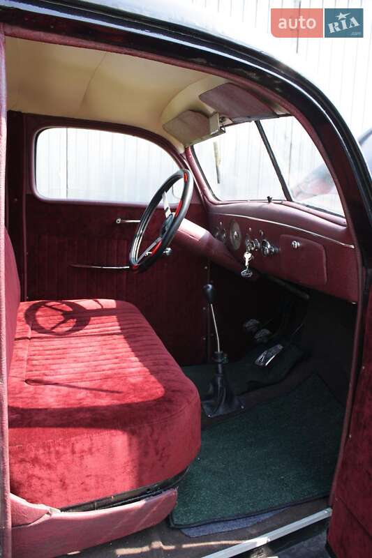 Седан Ford Model 48 1935 в Львове