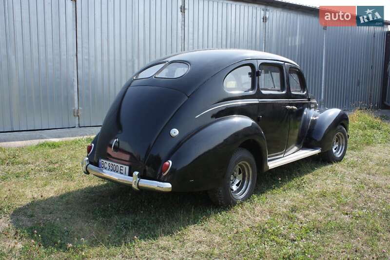 Седан Ford Model 48 1935 в Львове