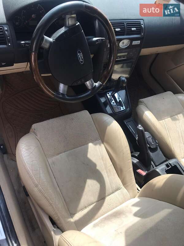 Седан Ford Mondeo 2004 в Хусте