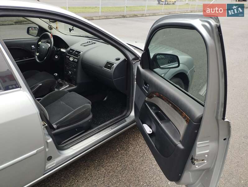 Лифтбек Ford Mondeo 2003 в Ковеле