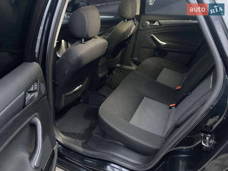 Седан Ford Mondeo 2010 в Варві