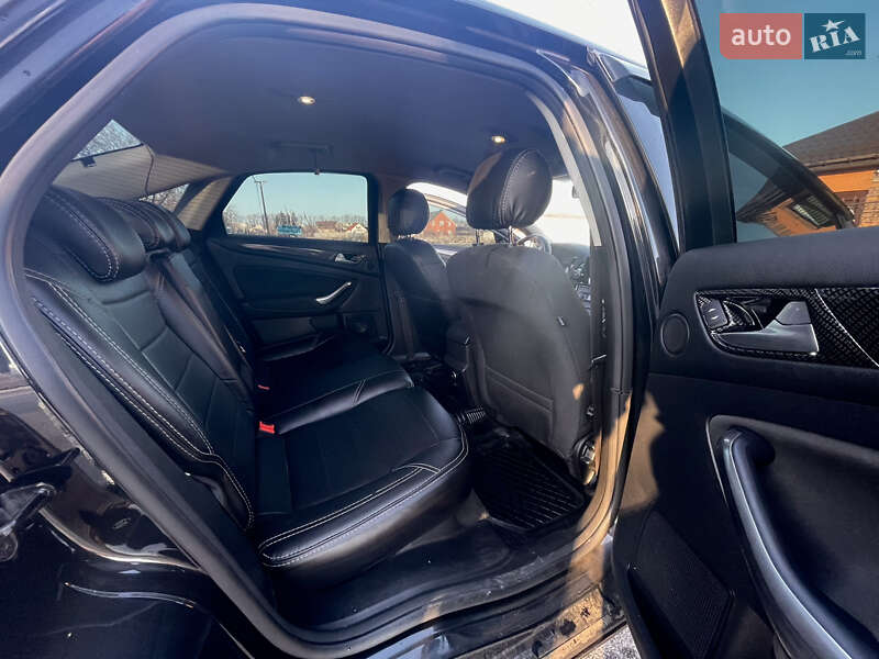 Седан Ford Mondeo 2012 в Шполе