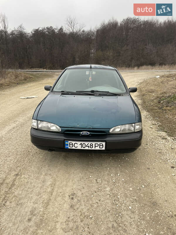 Седан Ford Mondeo 1993 в Городку