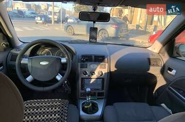 Седан Ford Mondeo 2001 в Коростене