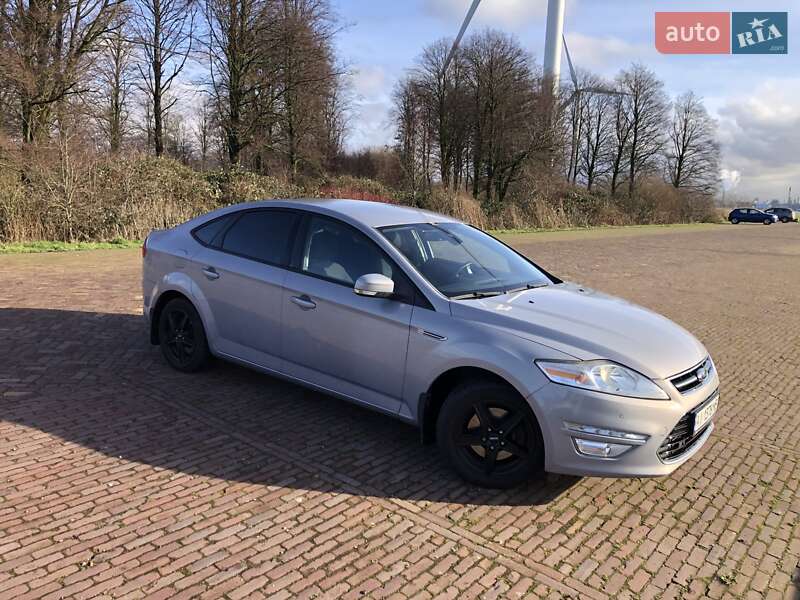 Седан Ford Mondeo 2013 в 