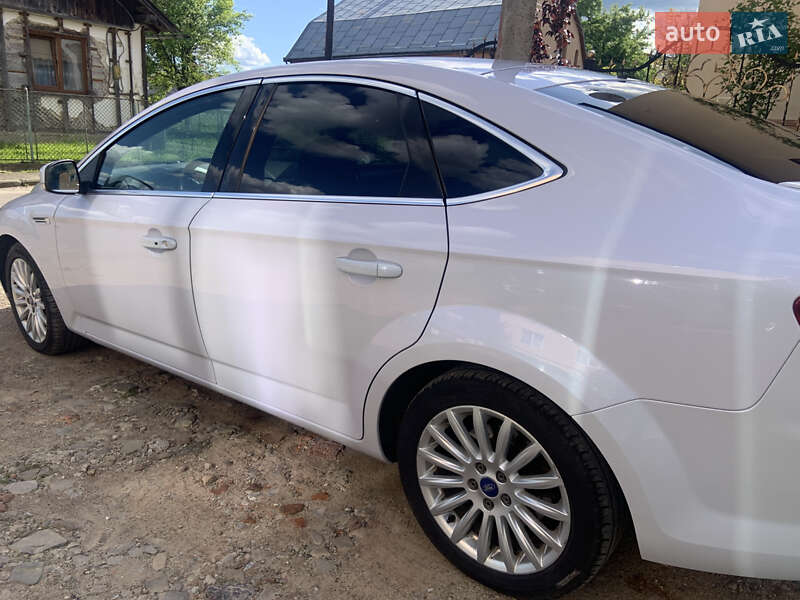 Седан Ford Mondeo 2013 в Старом Самборе
