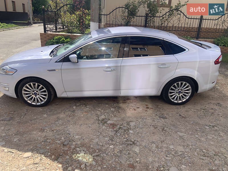 Седан Ford Mondeo 2013 в Старом Самборе