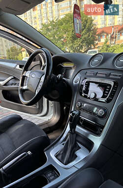 Седан Ford Mondeo 2012 в 