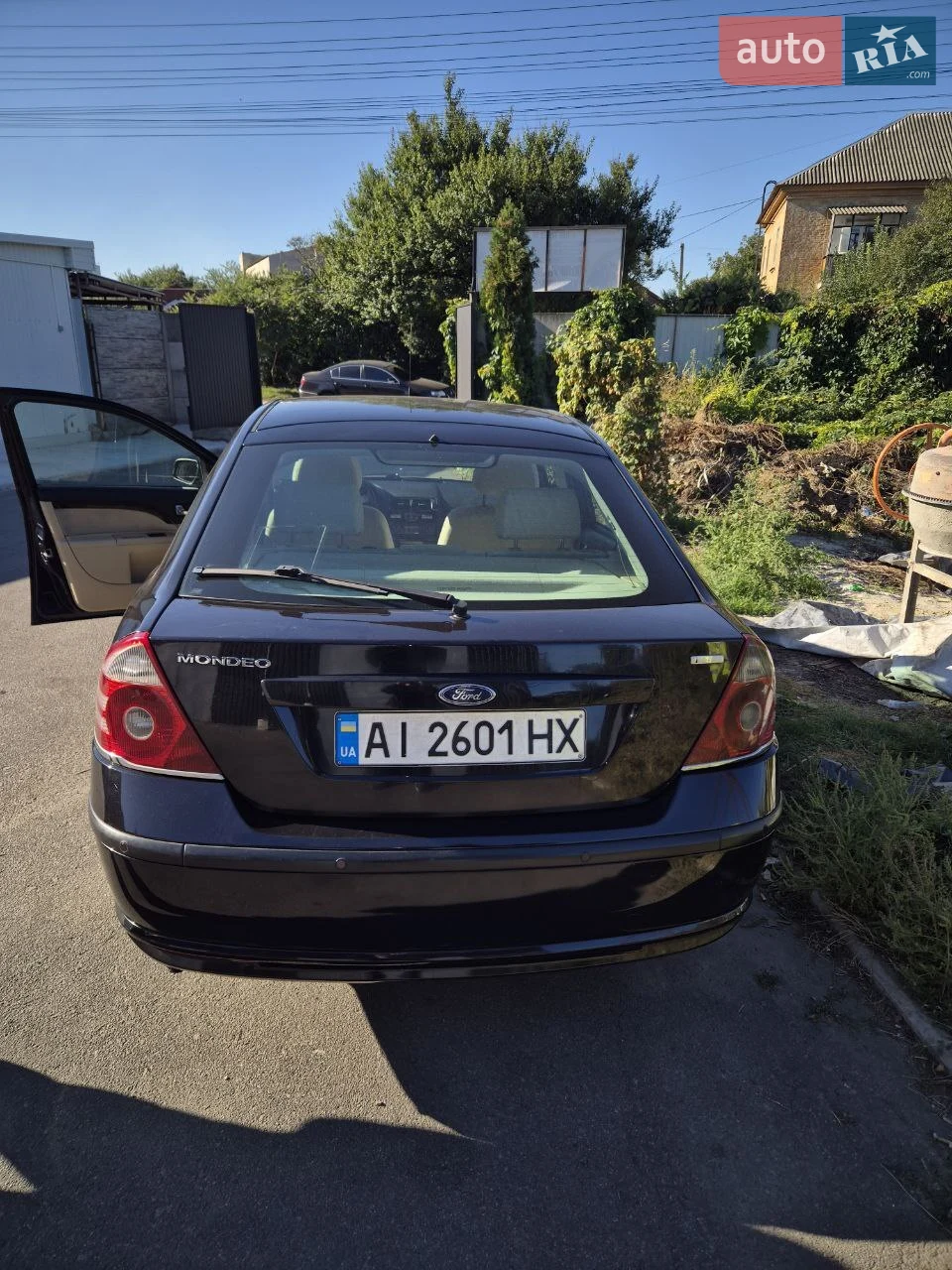 Продаєтьсся Ford Mondeo mk3 2005 року на повній комплектації Ghia.
Колір автомобіля чорний, салон світлий, чистий.
Є моменти по кузову але їзді не заважають.
Контактна особа: Михало **********.