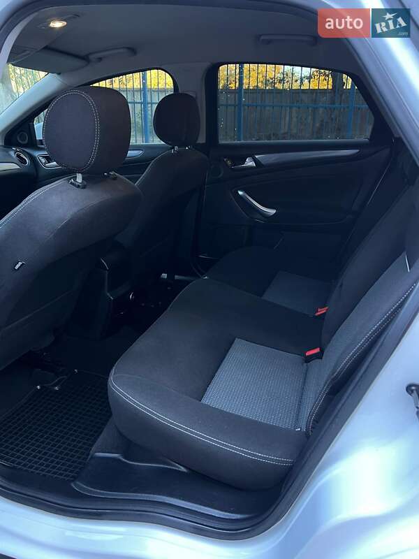 Седан Ford Mondeo 2012 в Ужгороде