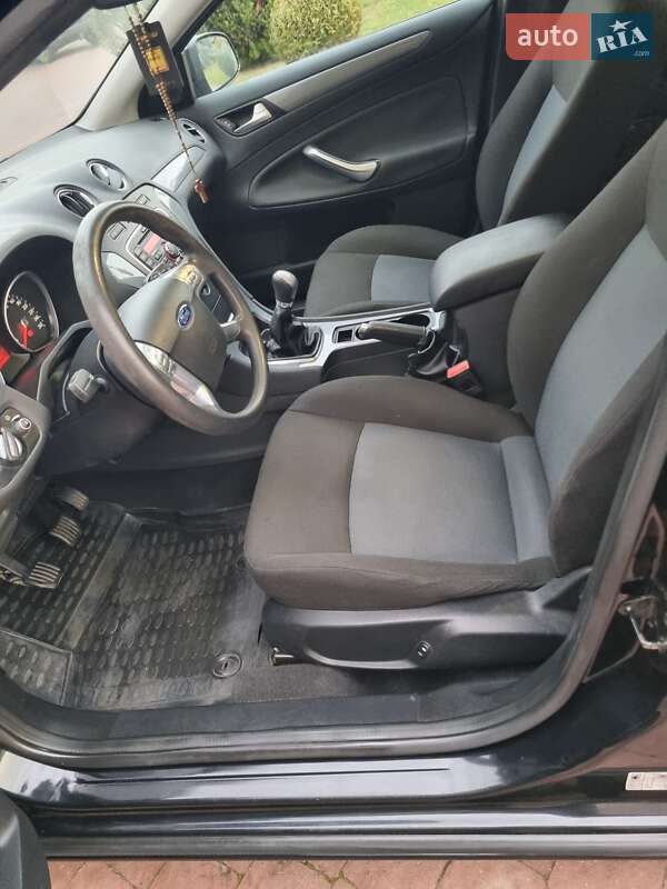 Седан Ford Mondeo 2012 в Стрию