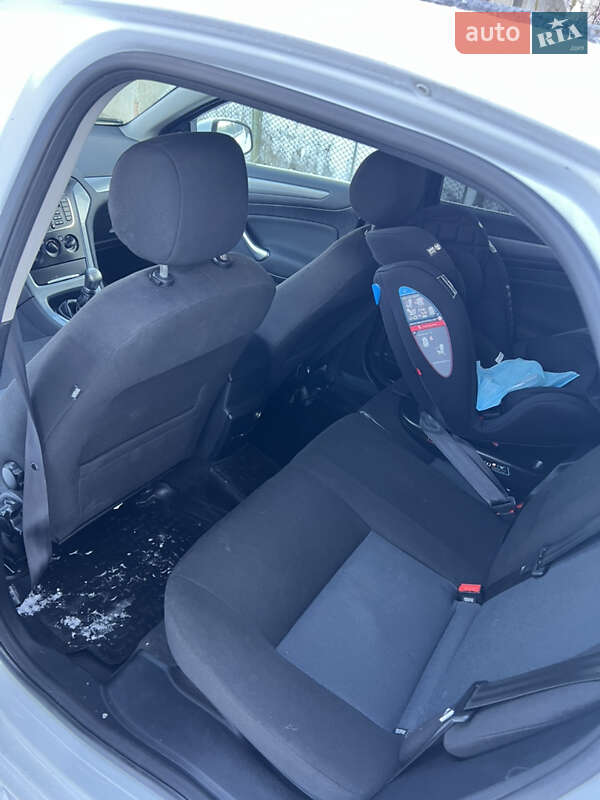 Седан Ford Mondeo 2011 в Хусте