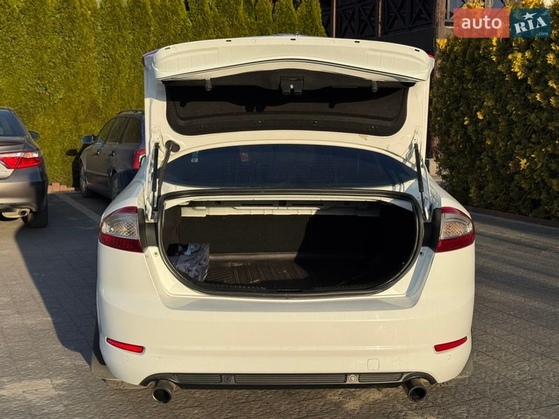 Седан Ford Mondeo 2012 в Стрию