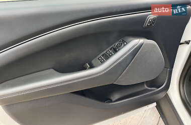 Позашляховик / Кросовер Ford Mustang Mach-E 2021 в 