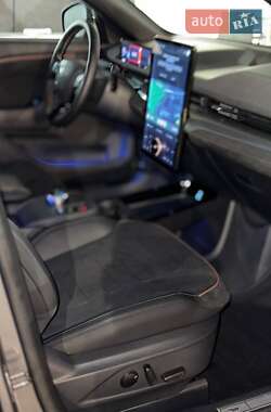 Позашляховик / Кросовер Ford Mustang Mach-E 2023 в  фото 22 Позашляховик / Кросовер Ford Mustang Mach-E 2023 в