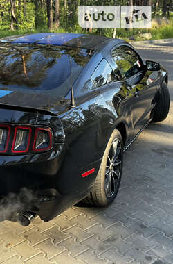 Купе Ford Mustang 2013 в Бучі