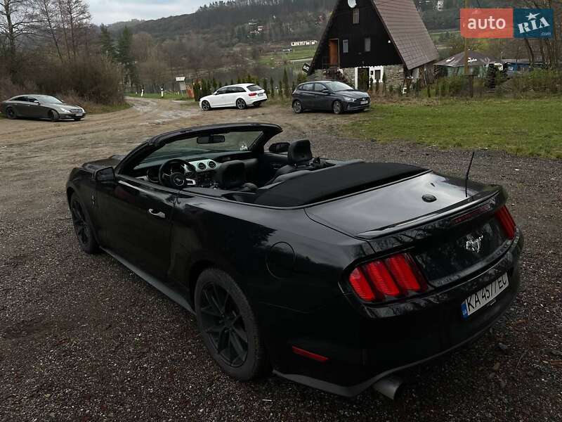 Кабриолет Ford Mustang 2015 в Перечине