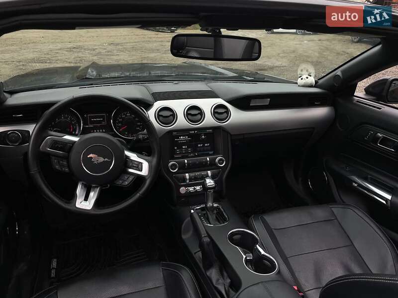 Кабриолет Ford Mustang 2015 в Перечине