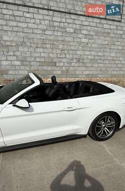 Кабриолет Ford Mustang 2016 в 