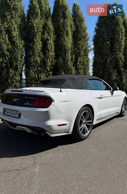 Кабриолет Ford Mustang 2016 в 