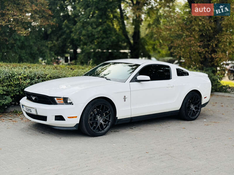 Купе Ford Mustang 2011 в Львове