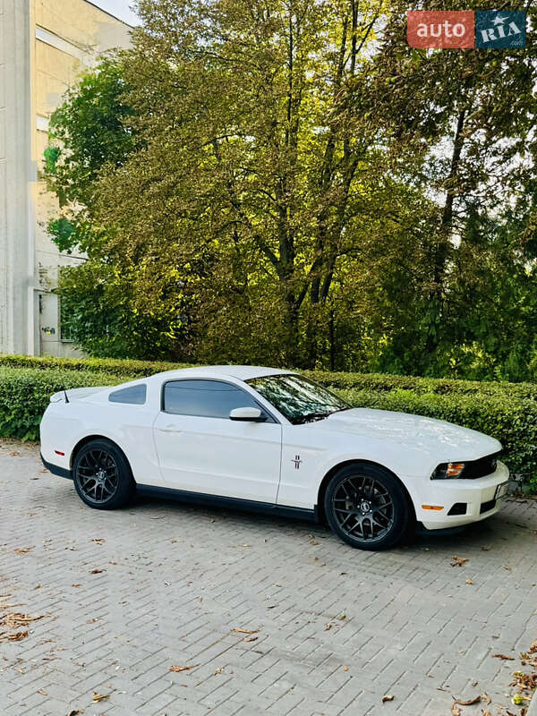 Купе Ford Mustang 2011 в Львове
