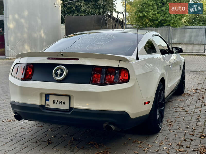Купе Ford Mustang 2011 в Львове