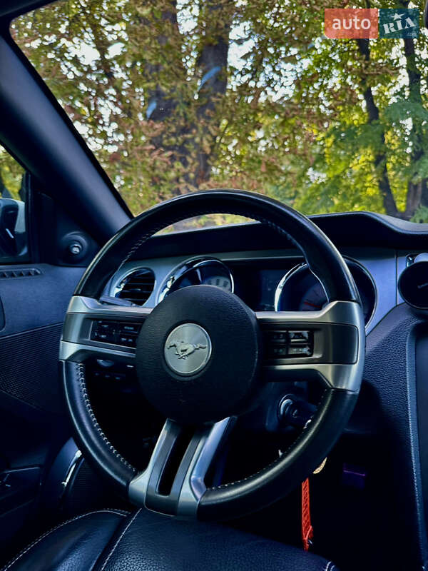Купе Ford Mustang 2011 в Львове