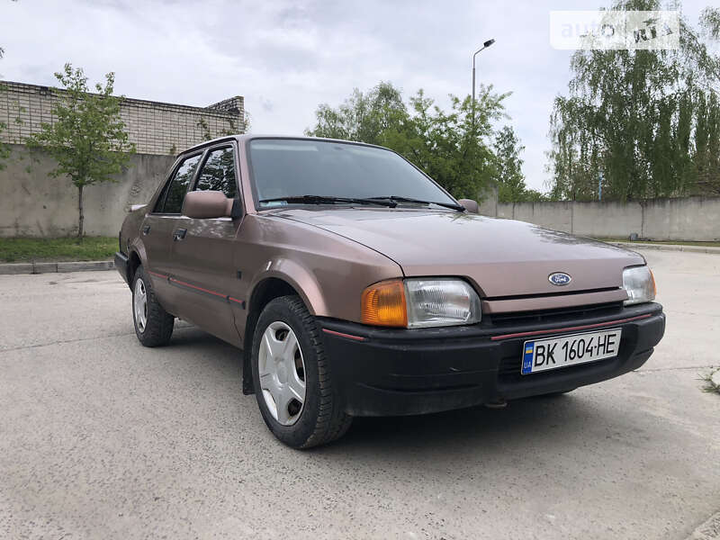 Седан Ford Orion 1989 в Нетешине