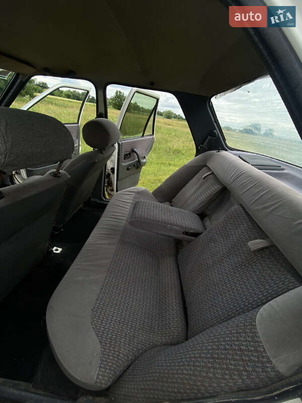 Седан Ford Orion 1987 в Остроге