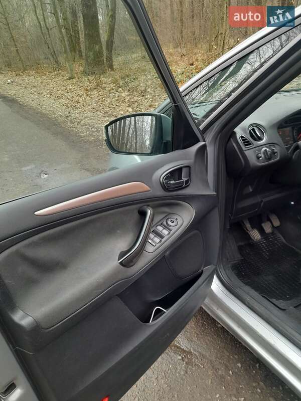 Минивэн Ford S-Max 2006 в Долине