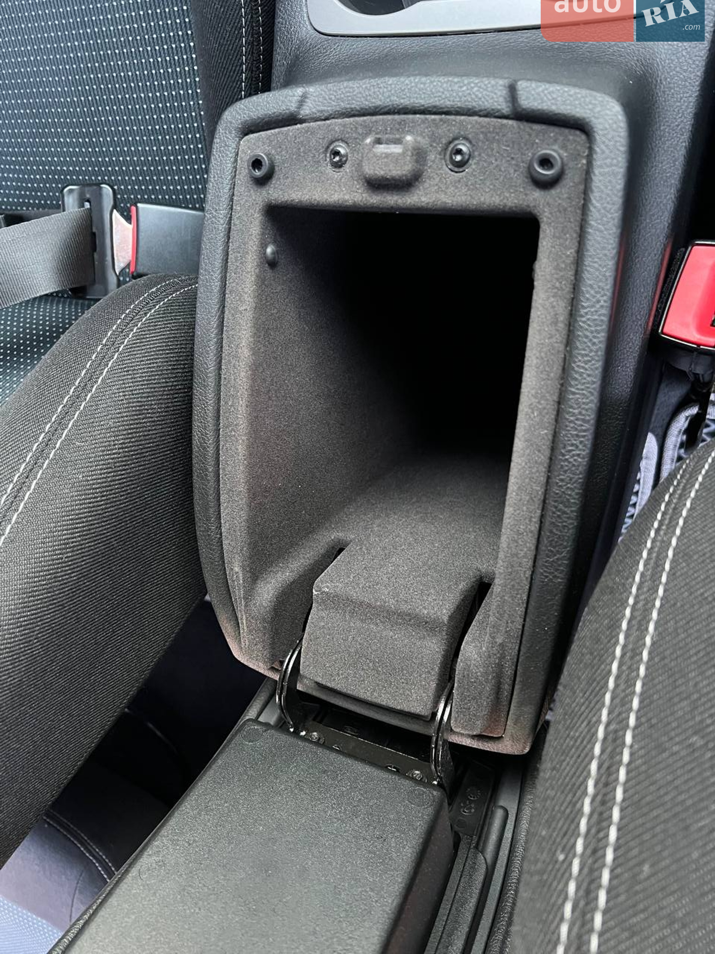 2011 Ford S-MAX - мініатюра 132