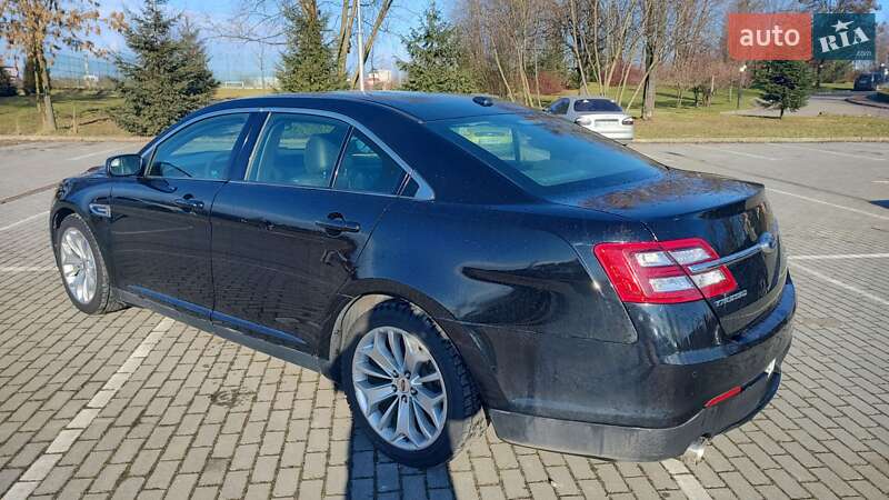 Седан Ford Taurus 2016 в Львове