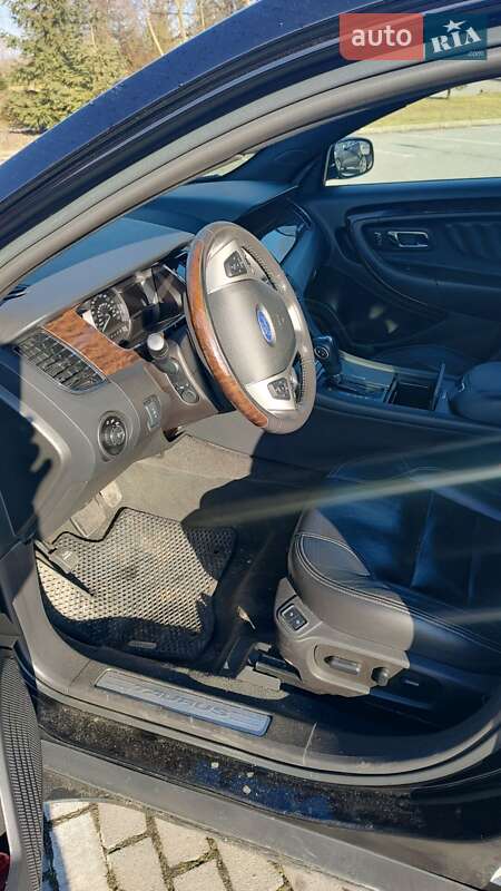 Седан Ford Taurus 2016 в Львове