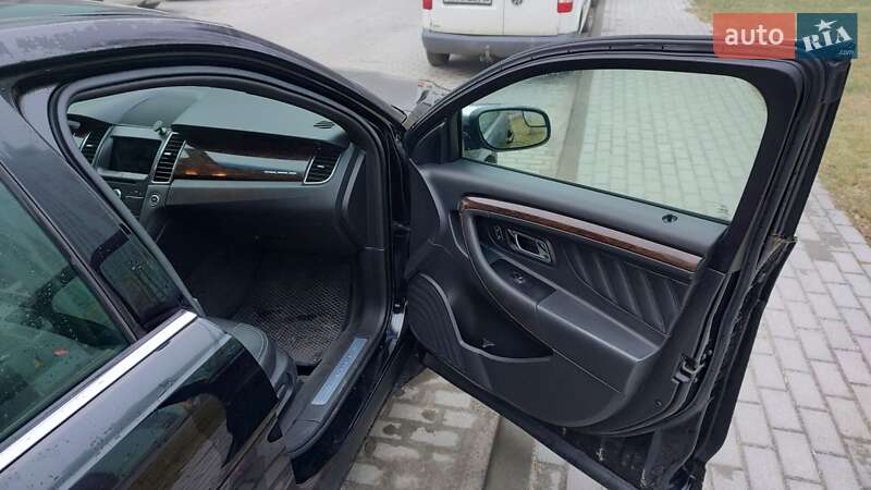 Седан Ford Taurus 2016 в Львове