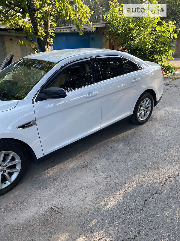 Седан Ford Taurus 2014 в Кропивницком