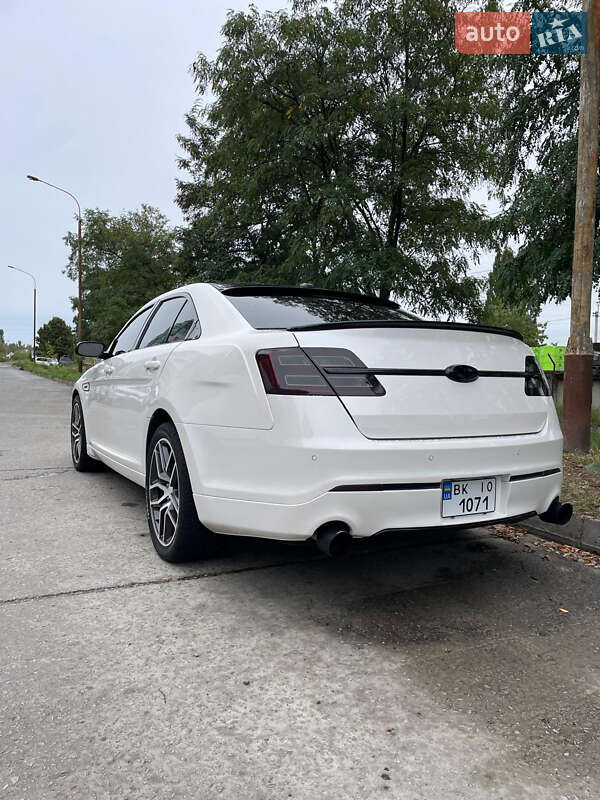 Седан Ford Taurus 2018 в Ровно