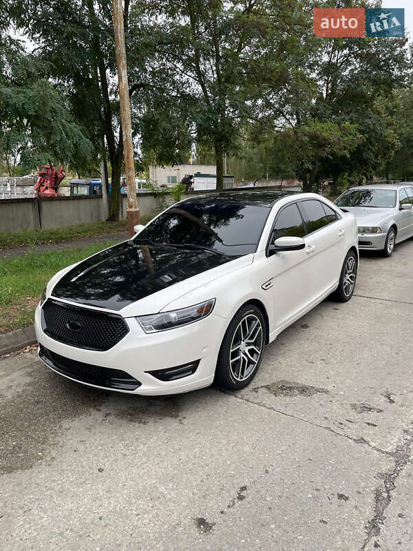 Седан Ford Taurus 2018 в Ровно