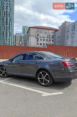 Седан Ford Taurus 2015 в 